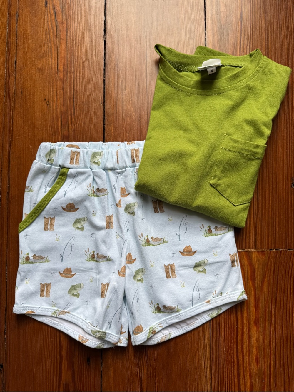 NWT- saltwater stitching - size 5 Boys-fishing theme outfit